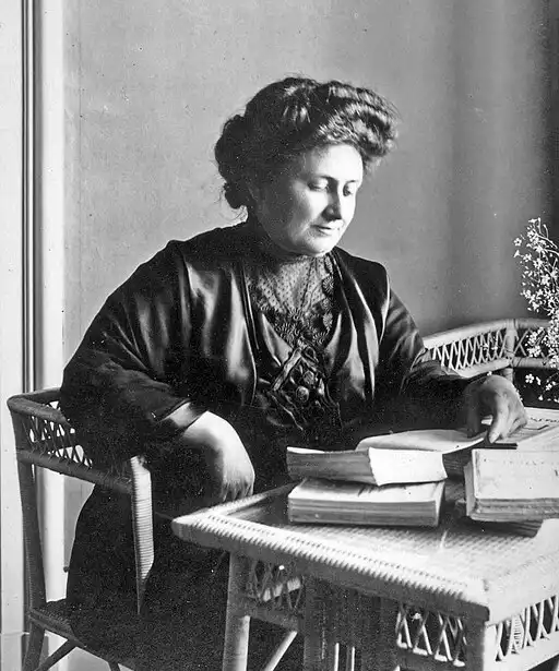 Maria Montessori – talianska lekárka a pedagogička pri práci s knihami